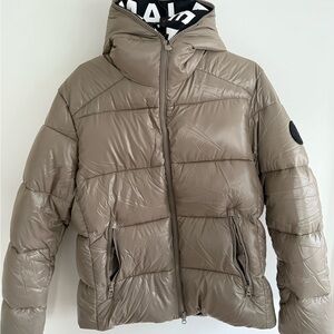 Beige Save The Duck winter puffer (plumtech) w/ tags on. Never worn. Large